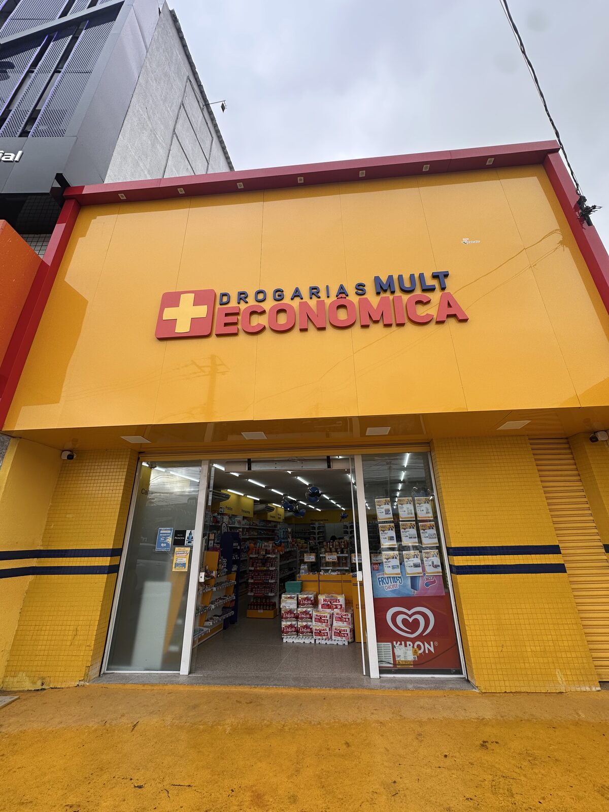 Fachada real da Drogarias Mult Econômica